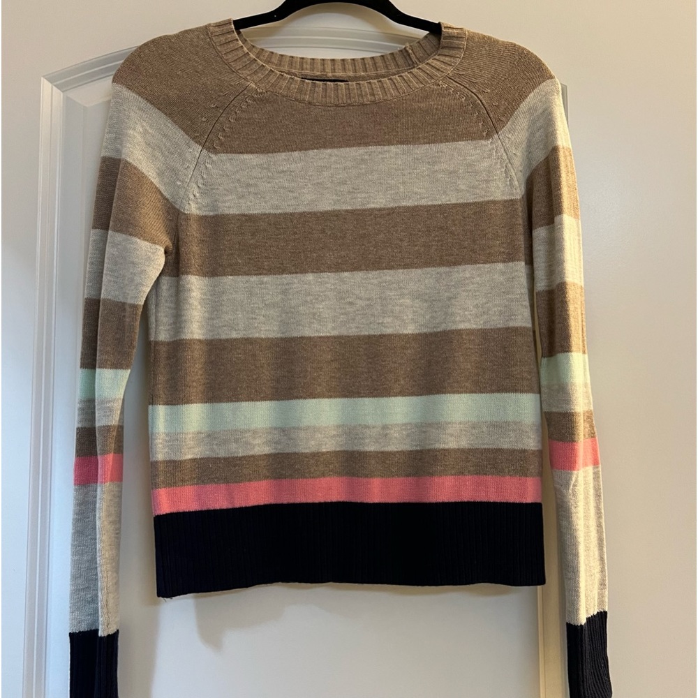 NWOT - GAP CREWNECK SWEATER - XS